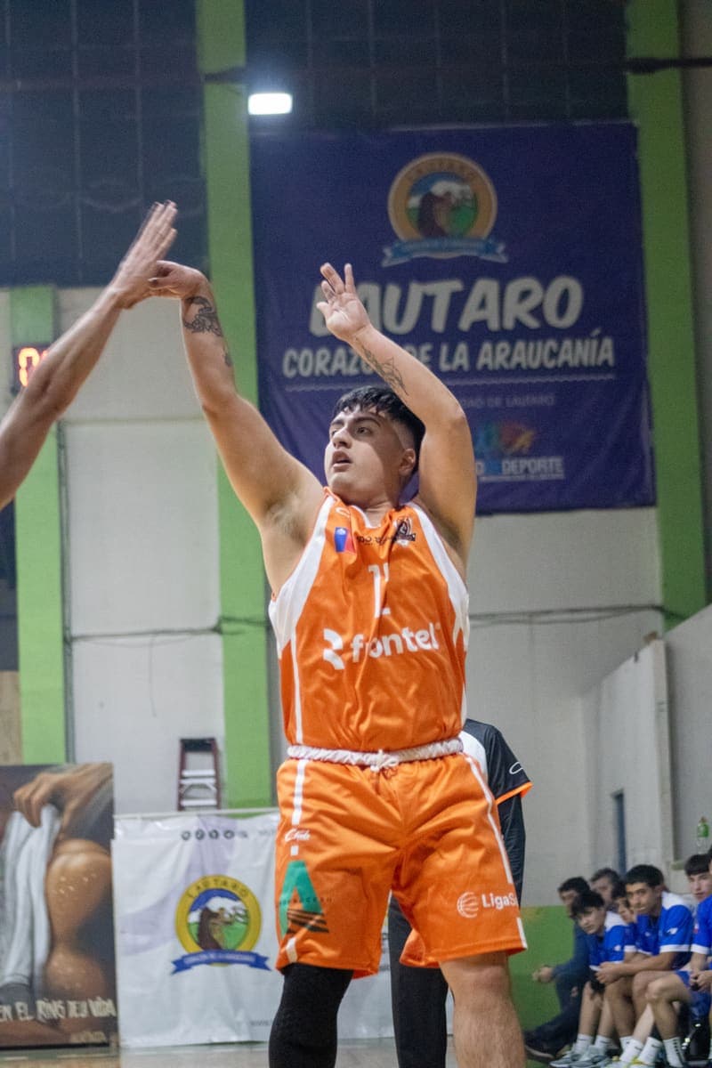 Jugador adulto de Club Deportes Lautaro lanzando al aro