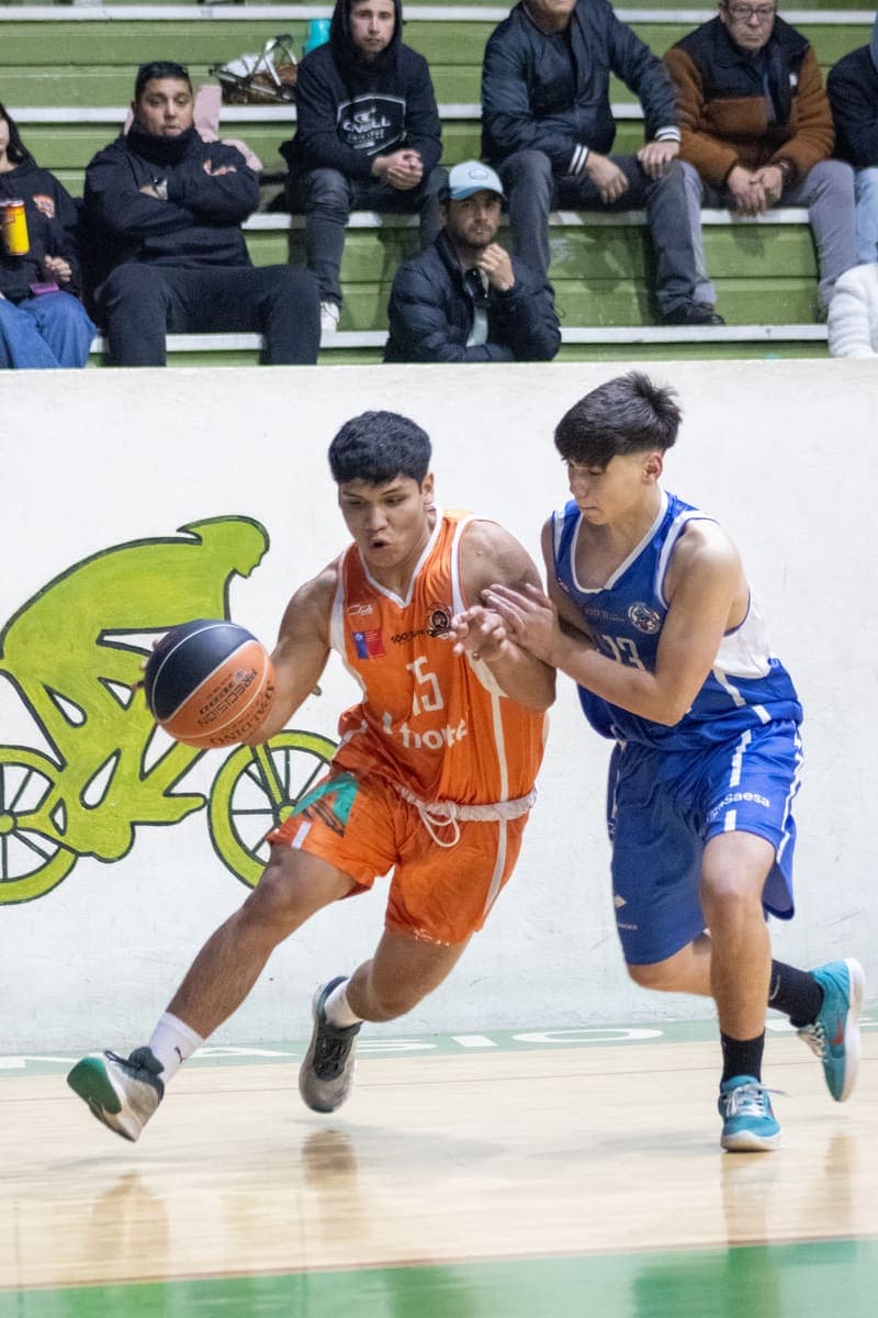 Jugador Sub-17 de Club Deportes Lautaro atacando en partido