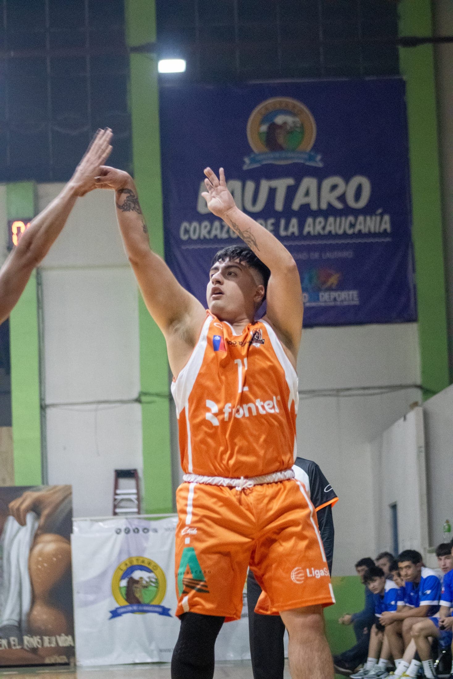 Jugador adulto de Club Deportes Lautaro lanzando al aro