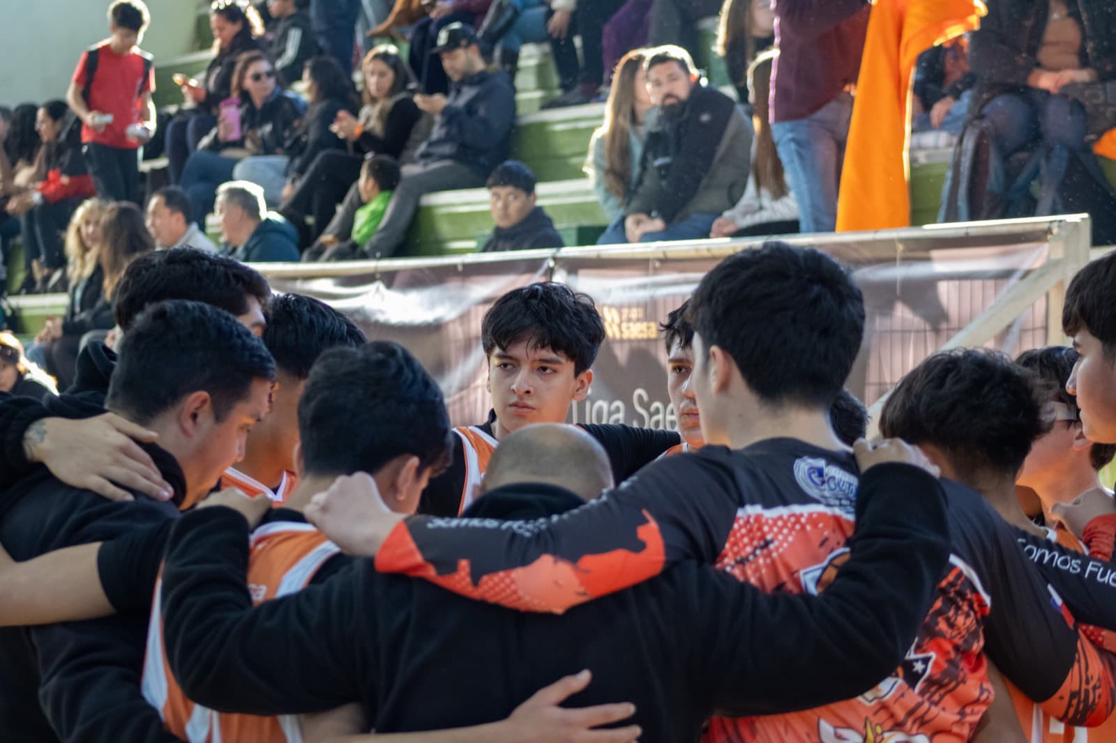 Jugadores Sub-15 de Club Deportes Lautaro en una piña antes del partido